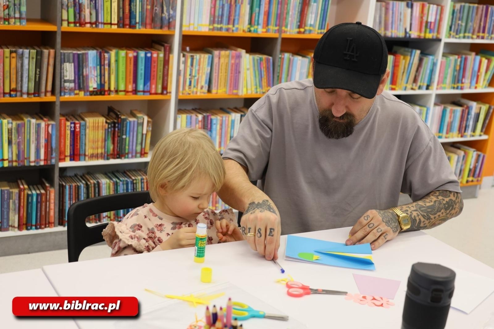 Zdjęcie w galerii na portalu naszraciborz.pl: Biblioteczny Klub Ojca dla Babci i Dziadka wiadomości z regionu