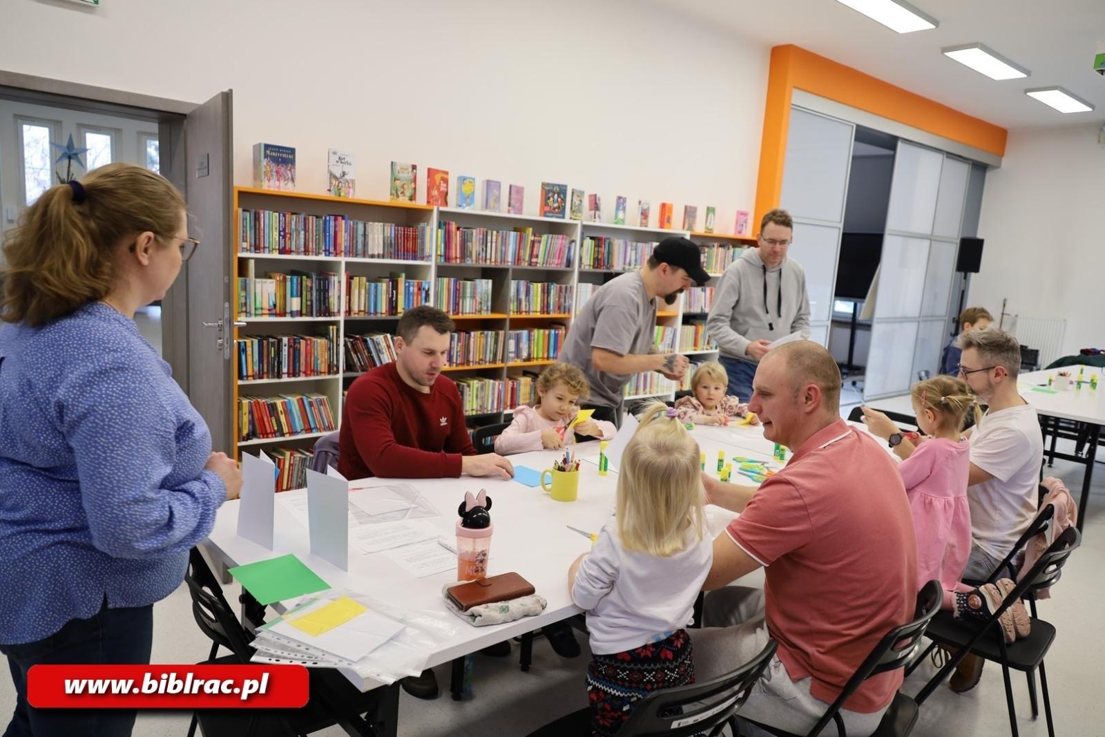 Zdjęcie w galerii na portalu naszraciborz.pl: Biblioteczny Klub Ojca dla Babci i Dziadka wiadomości z regionu