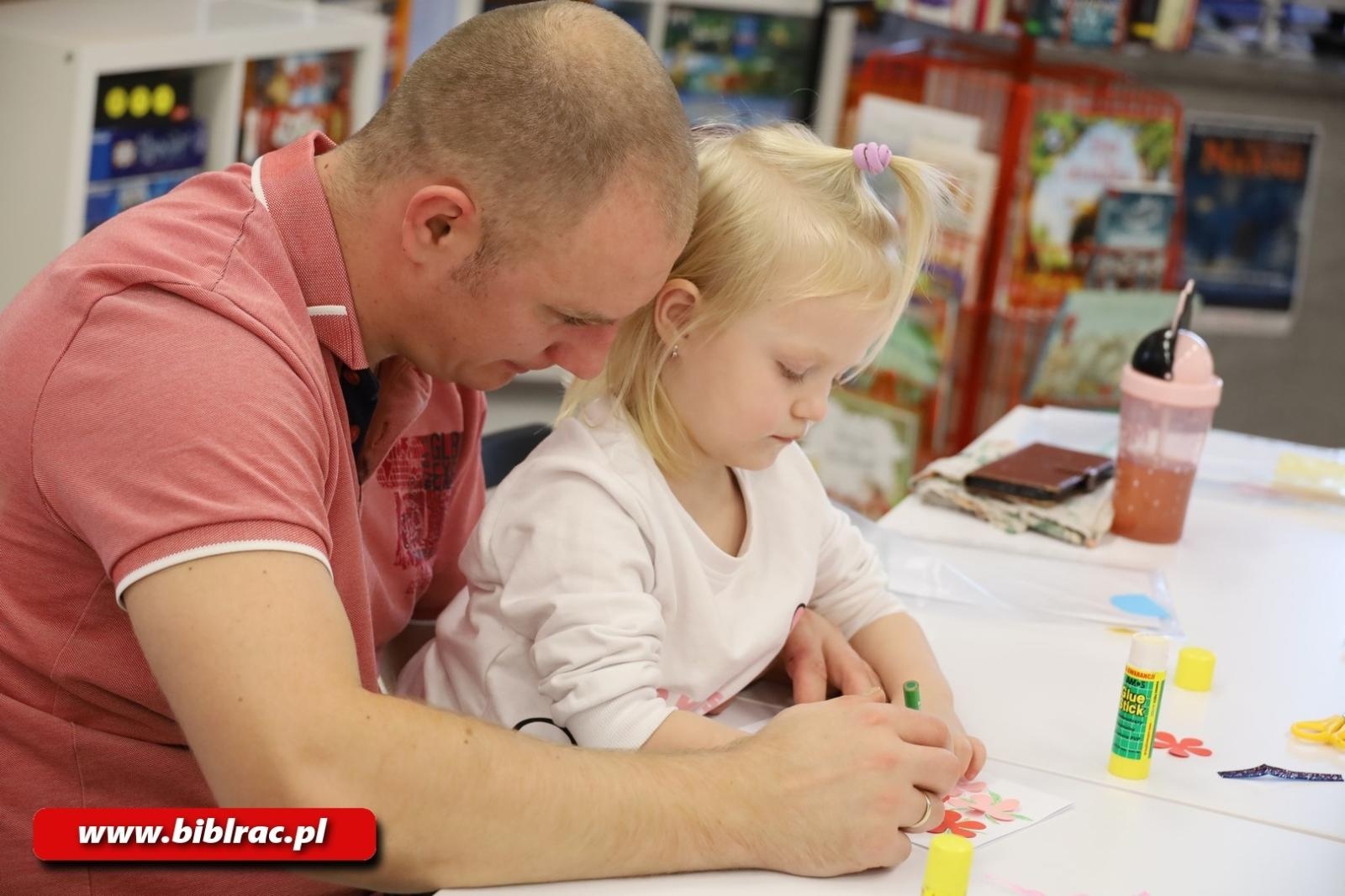 Zdjęcie w galerii na portalu naszraciborz.pl: Biblioteczny Klub Ojca dla Babci i Dziadka wiadomości z regionu
