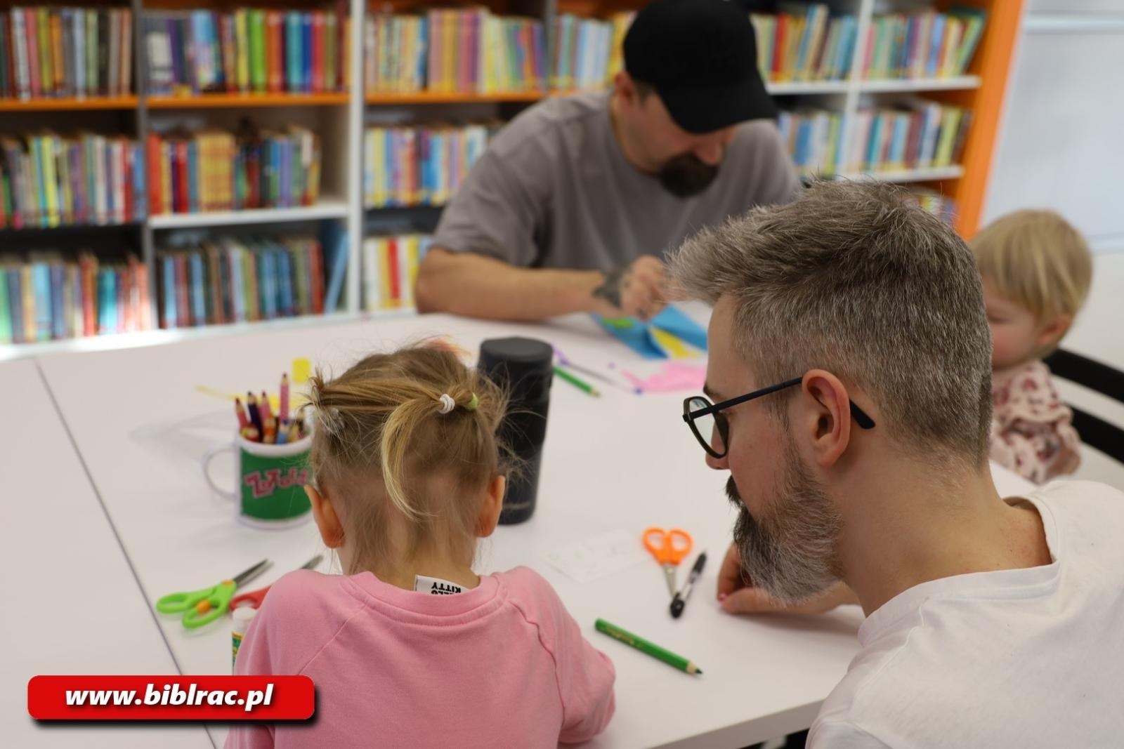 Zdjęcie w galerii na portalu naszraciborz.pl: Biblioteczny Klub Ojca dla Babci i Dziadka wiadomości z regionu