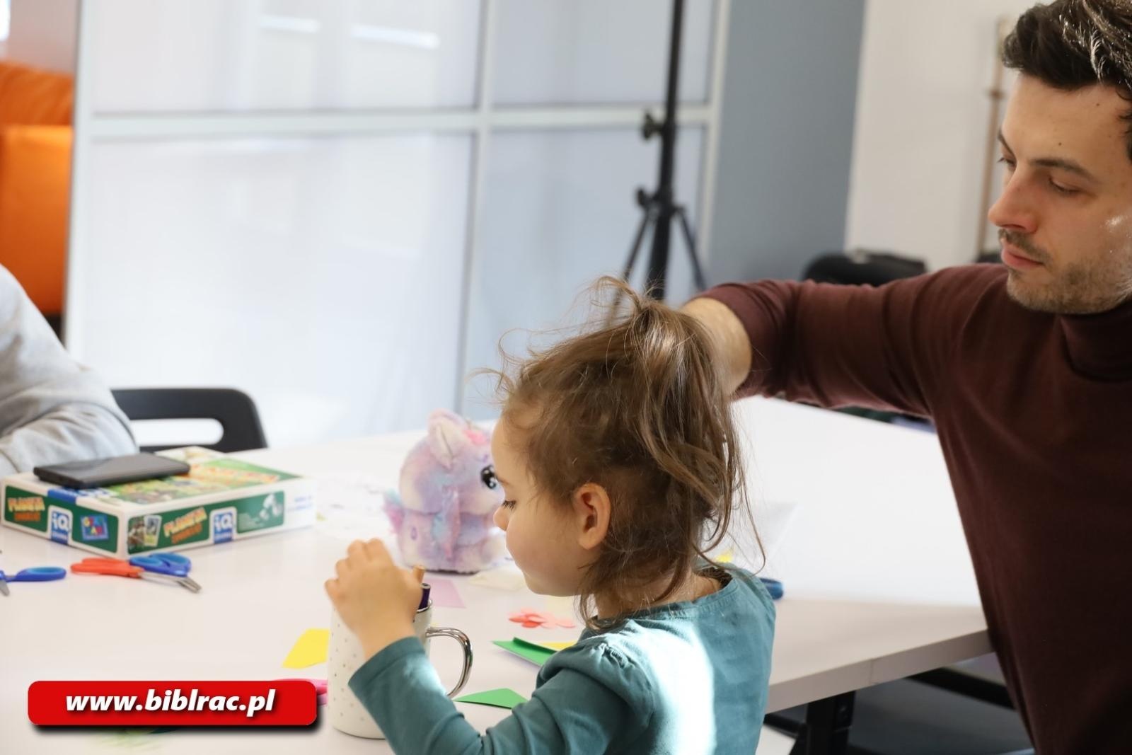Zdjęcie w galerii na portalu naszraciborz.pl: Biblioteczny Klub Ojca dla Babci i Dziadka wiadomości z regionu