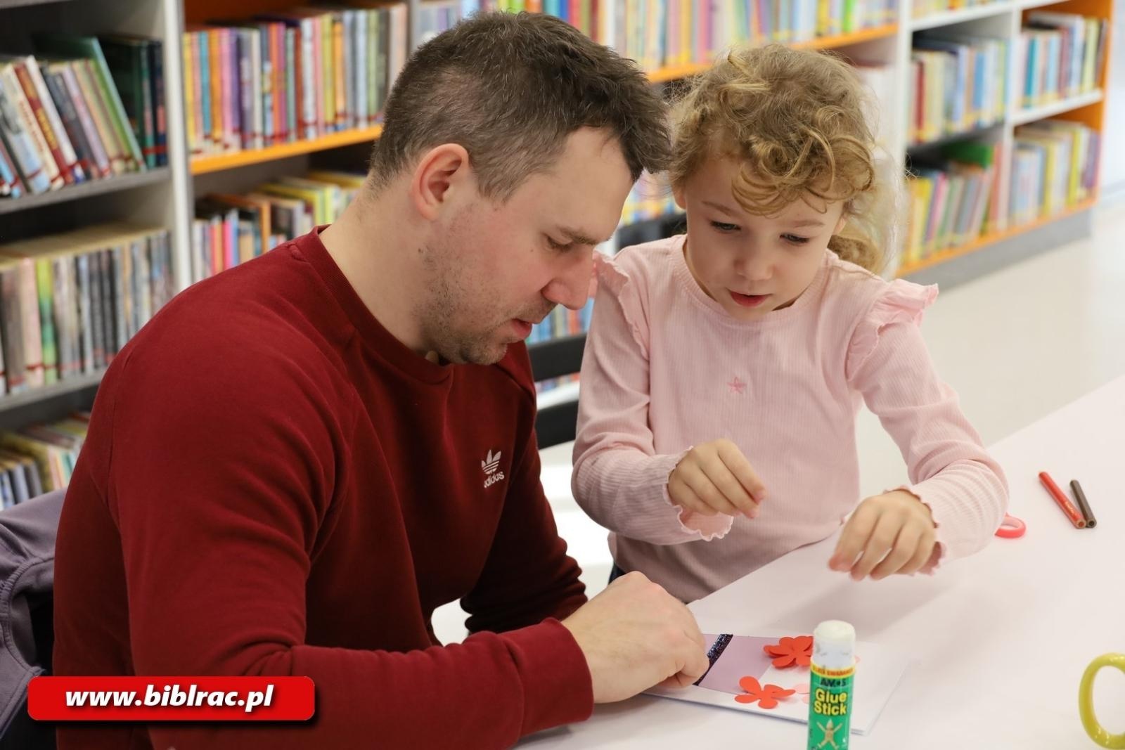 Zdjęcie w galerii na portalu naszraciborz.pl: Biblioteczny Klub Ojca dla Babci i Dziadka wiadomości z regionu