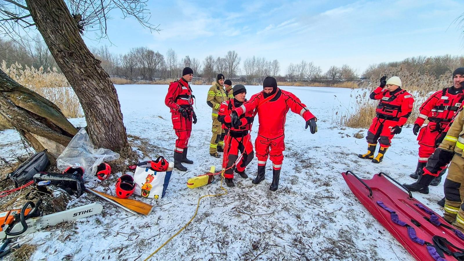 Zdjęcie w galerii na portalu naszraciborz.pl: Nowy rok, nowe wyzwania. Strażacy OSP Krzyżanowice szkolili się z ratownictwa lodowego wiadomości z regionu