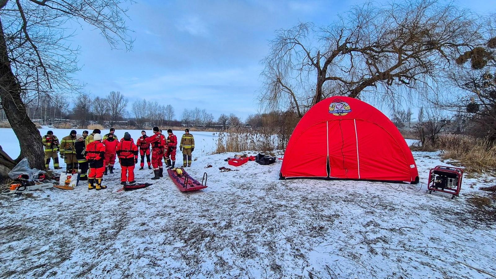 Zdjęcie w galerii na portalu naszraciborz.pl: Nowy rok, nowe wyzwania. Strażacy OSP Krzyżanowice szkolili się z ratownictwa lodowego wiadomości z regionu