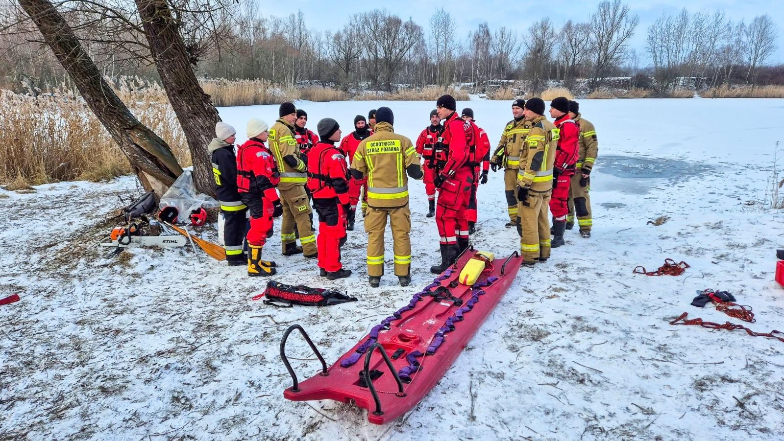 Zdjęcie w galerii na portalu naszraciborz.pl: Nowy rok, nowe wyzwania. Strażacy OSP Krzyżanowice szkolili się z ratownictwa lodowego wiadomości z regionu