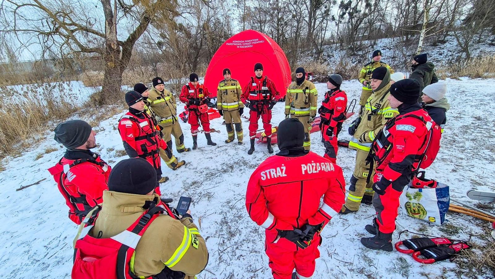 Zdjęcie w galerii na portalu naszraciborz.pl: Nowy rok, nowe wyzwania. Strażacy OSP Krzyżanowice szkolili się z ratownictwa lodowego wiadomości z regionu