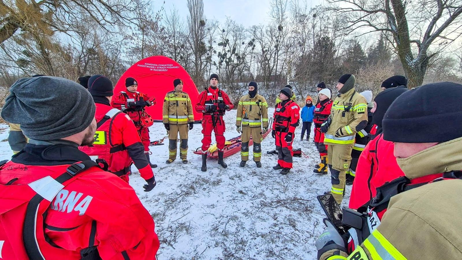 Zdjęcie w galerii na portalu naszraciborz.pl: Nowy rok, nowe wyzwania. Strażacy OSP Krzyżanowice szkolili się z ratownictwa lodowego wiadomości z regionu
