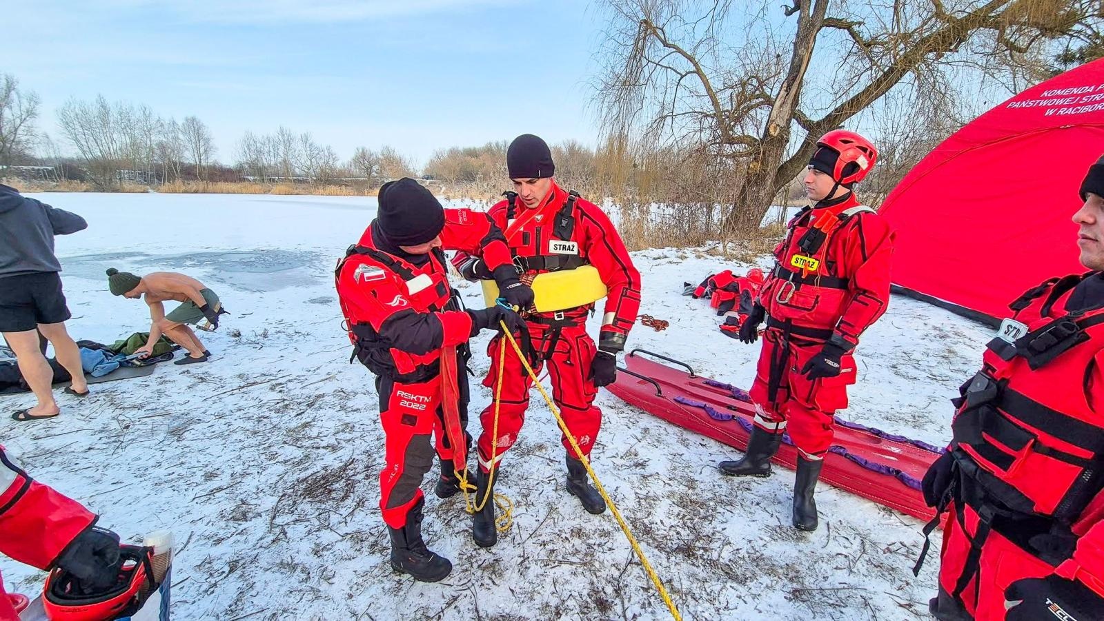 Zdjęcie w galerii na portalu naszraciborz.pl: Nowy rok, nowe wyzwania. Strażacy OSP Krzyżanowice szkolili się z ratownictwa lodowego wiadomości z regionu