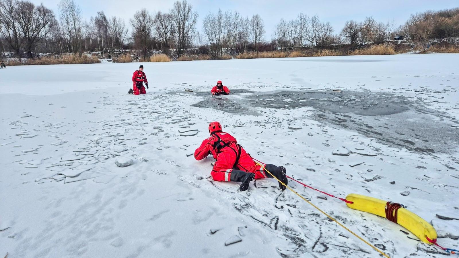 Zdjęcie w galerii na portalu naszraciborz.pl: Nowy rok, nowe wyzwania. Strażacy OSP Krzyżanowice szkolili się z ratownictwa lodowego wiadomości z regionu
