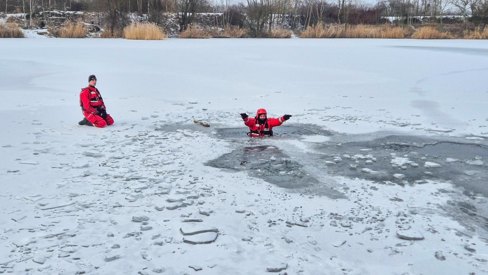Zdjęcie w galerii na portalu naszraciborz.pl: Nowy rok, nowe wyzwania. Strażacy OSP Krzyżanowice szkolili się z ratownictwa lodowego wiadomości z regionu