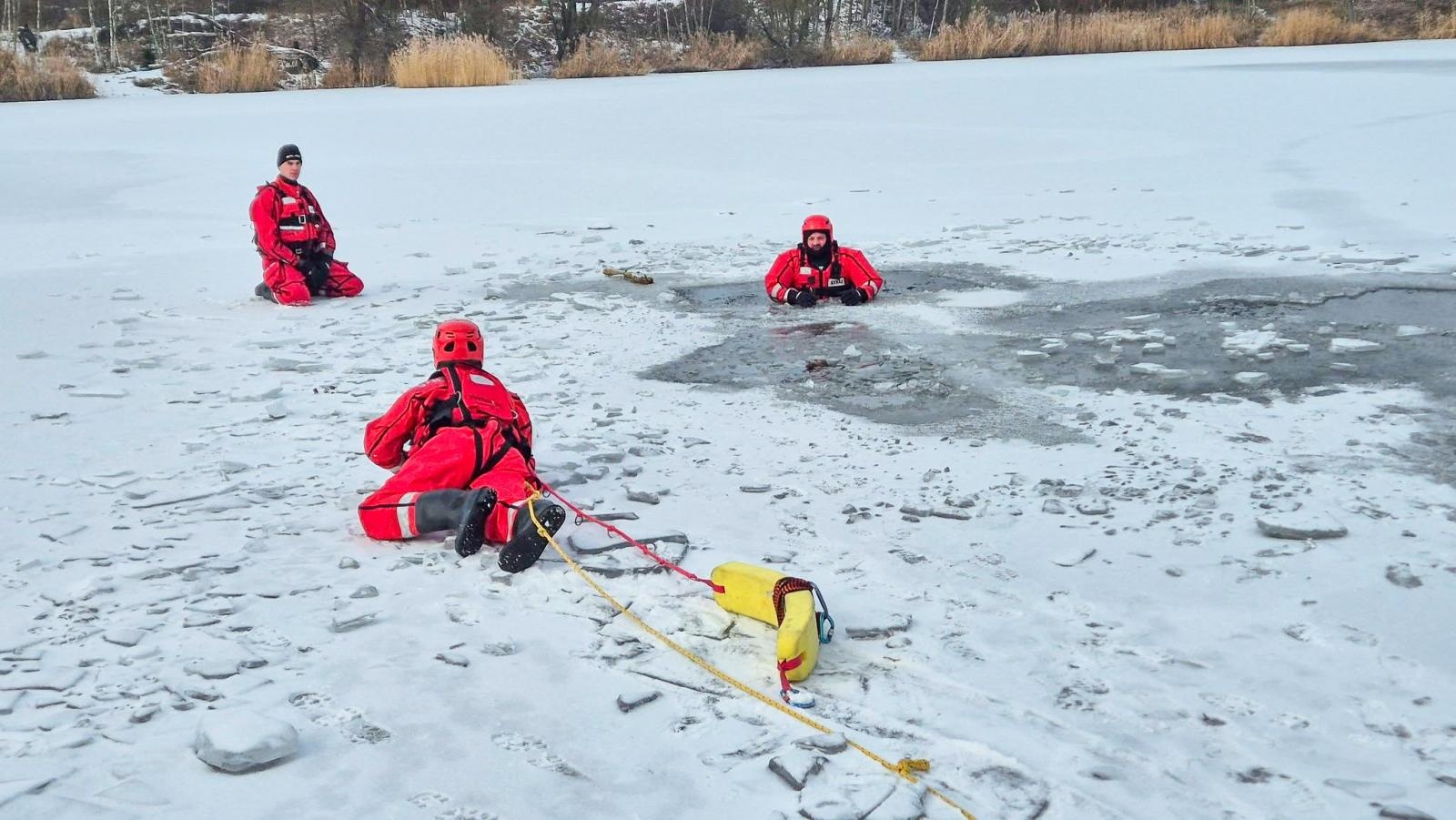 Zdjęcie w galerii na portalu naszraciborz.pl: Nowy rok, nowe wyzwania. Strażacy OSP Krzyżanowice szkolili się z ratownictwa lodowego wiadomości z regionu