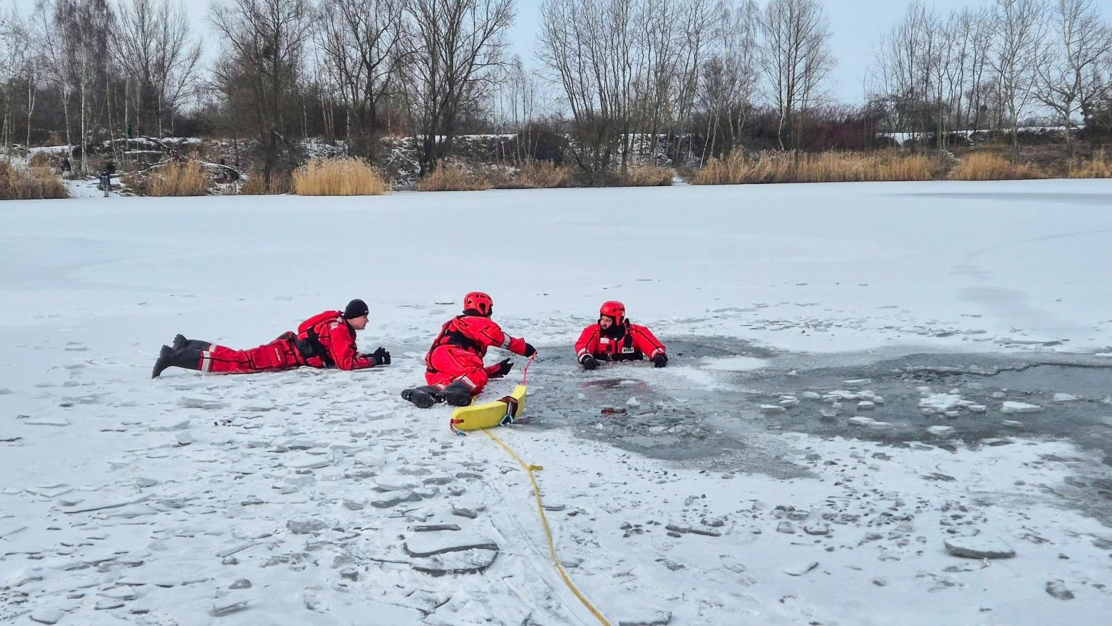 Zdjęcie w galerii na portalu naszraciborz.pl: Nowy rok, nowe wyzwania. Strażacy OSP Krzyżanowice szkolili się z ratownictwa lodowego wiadomości z regionu