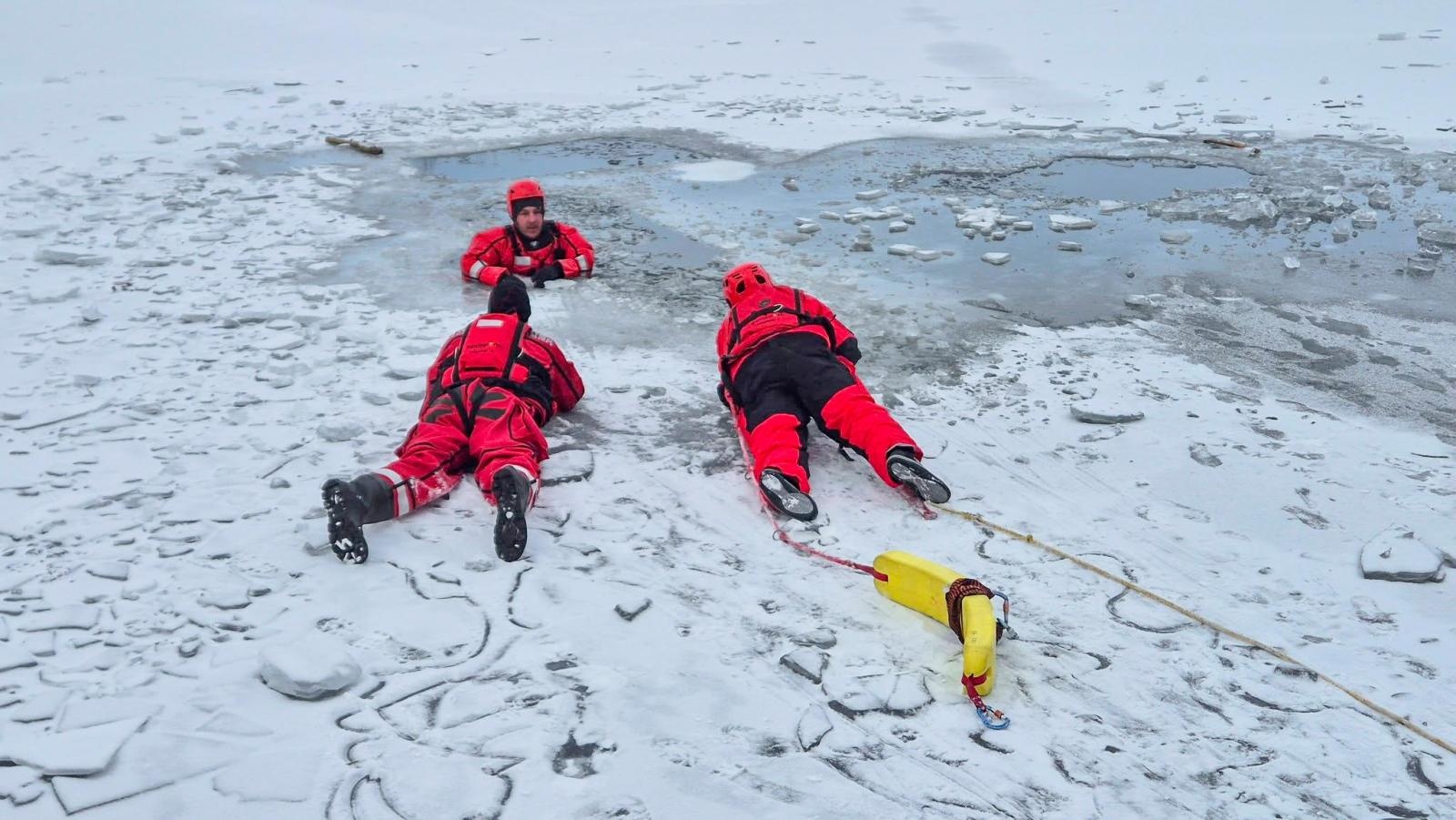 Zdjęcie w galerii na portalu naszraciborz.pl: Nowy rok, nowe wyzwania. Strażacy OSP Krzyżanowice szkolili się z ratownictwa lodowego wiadomości z regionu