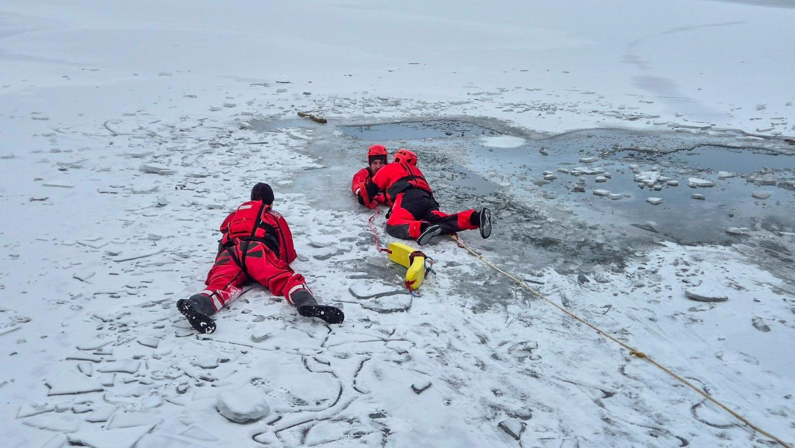 Zdjęcie w galerii na portalu naszraciborz.pl: Nowy rok, nowe wyzwania. Strażacy OSP Krzyżanowice szkolili się z ratownictwa lodowego wiadomości z regionu
