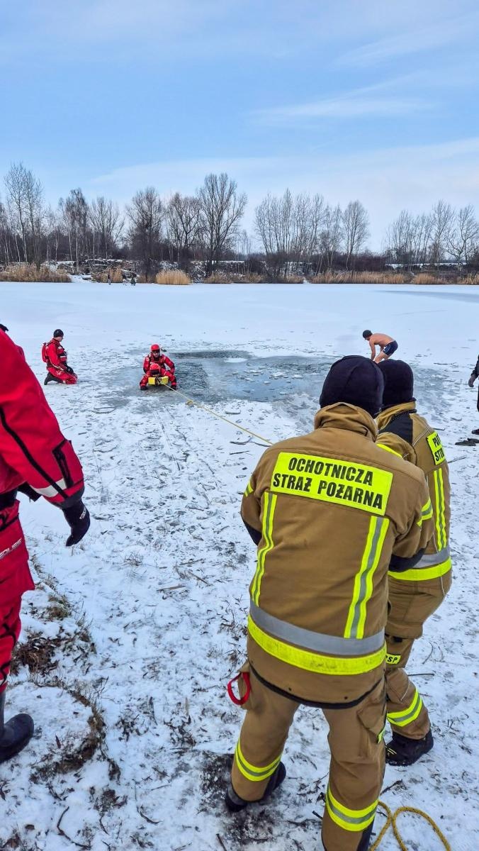 Zdjęcie w galerii na portalu naszraciborz.pl: Nowy rok, nowe wyzwania. Strażacy OSP Krzyżanowice szkolili się z ratownictwa lodowego wiadomości z regionu
