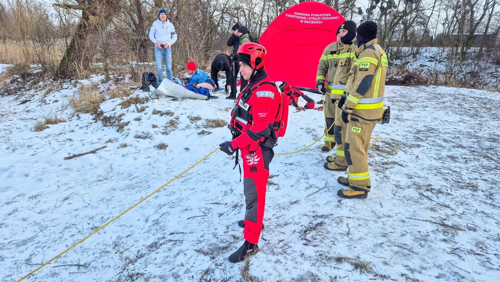 Zdjęcie w galerii na portalu naszraciborz.pl: Nowy rok, nowe wyzwania. Strażacy OSP Krzyżanowice szkolili się z ratownictwa lodowego wiadomości z regionu