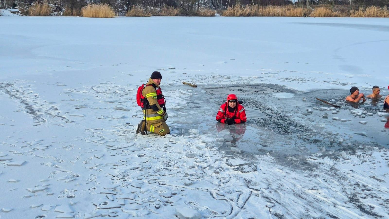 Zdjęcie w galerii na portalu naszraciborz.pl: Nowy rok, nowe wyzwania. Strażacy OSP Krzyżanowice szkolili się z ratownictwa lodowego wiadomości z regionu