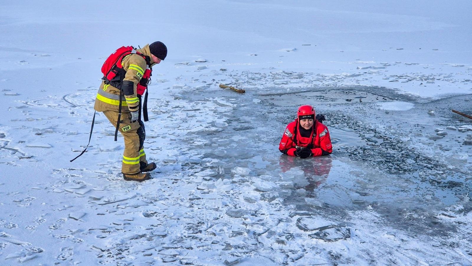 Zdjęcie w galerii na portalu naszraciborz.pl: Nowy rok, nowe wyzwania. Strażacy OSP Krzyżanowice szkolili się z ratownictwa lodowego wiadomości z regionu