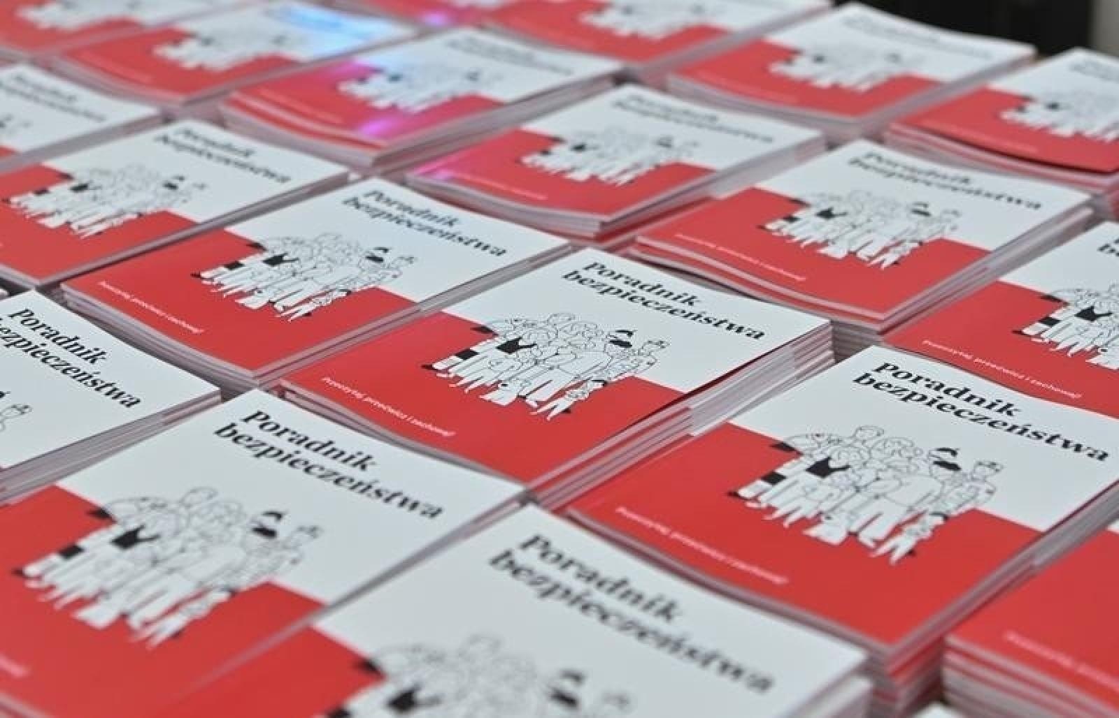 Zdjęcie w galerii na portalu naszraciborz.pl: Trwa dystrybucja Poradnika bezpieczeństwa wiadomości z regionu