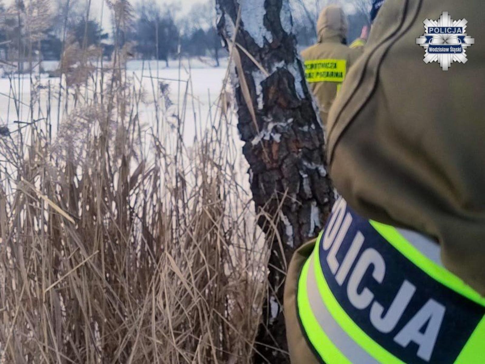 Zdjęcie w galerii na portalu naszraciborz.pl: Zamarznięty zbiornik nie wytrzymał idiotycznej próby – samochód wpadł do lodowatej wody wiadomości z regionu