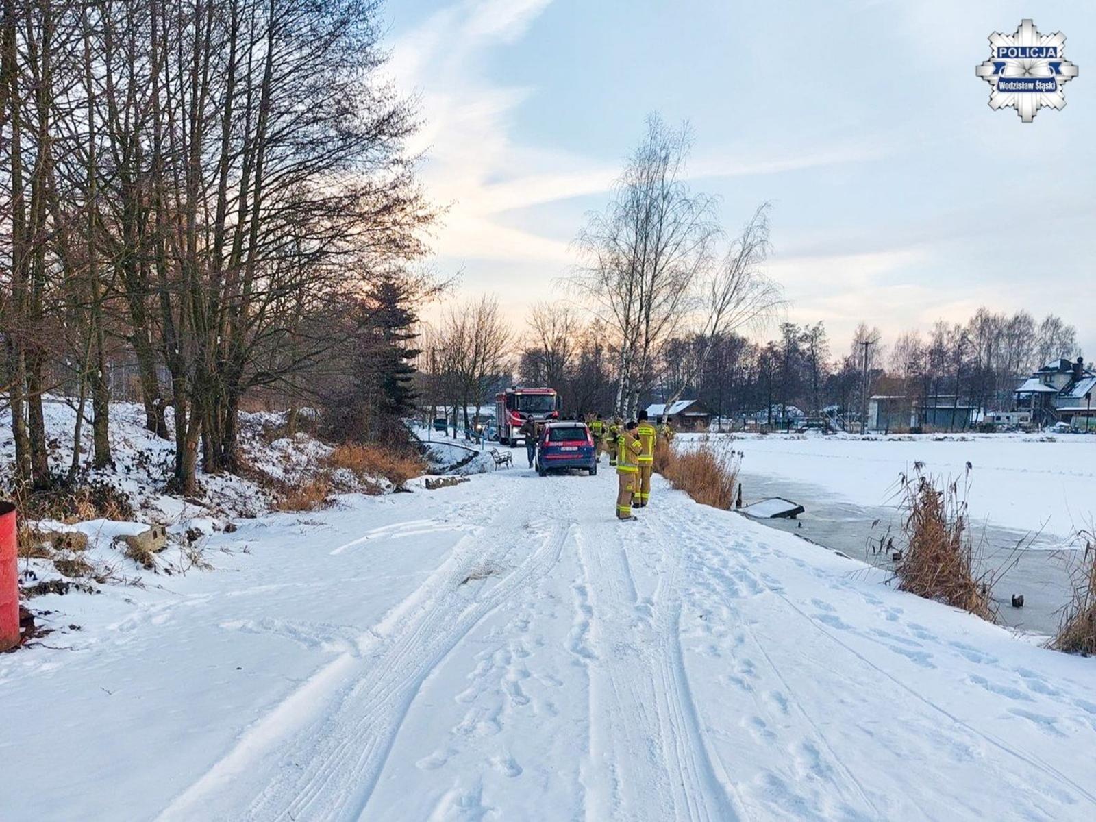 Zdjęcie w galerii na portalu naszraciborz.pl: Zamarznięty zbiornik nie wytrzymał idiotycznej próby – samochód wpadł do lodowatej wody wiadomości z regionu