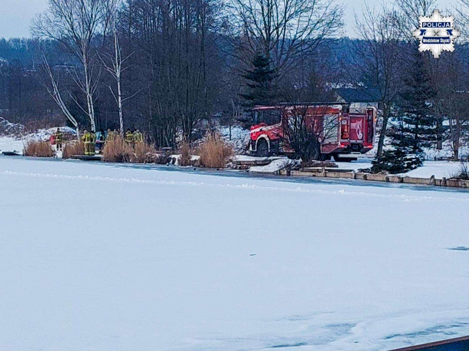 Zdjęcie w galerii na portalu naszraciborz.pl: Zamarznięty zbiornik nie wytrzymał idiotycznej próby – samochód wpadł do lodowatej wody wiadomości z regionu