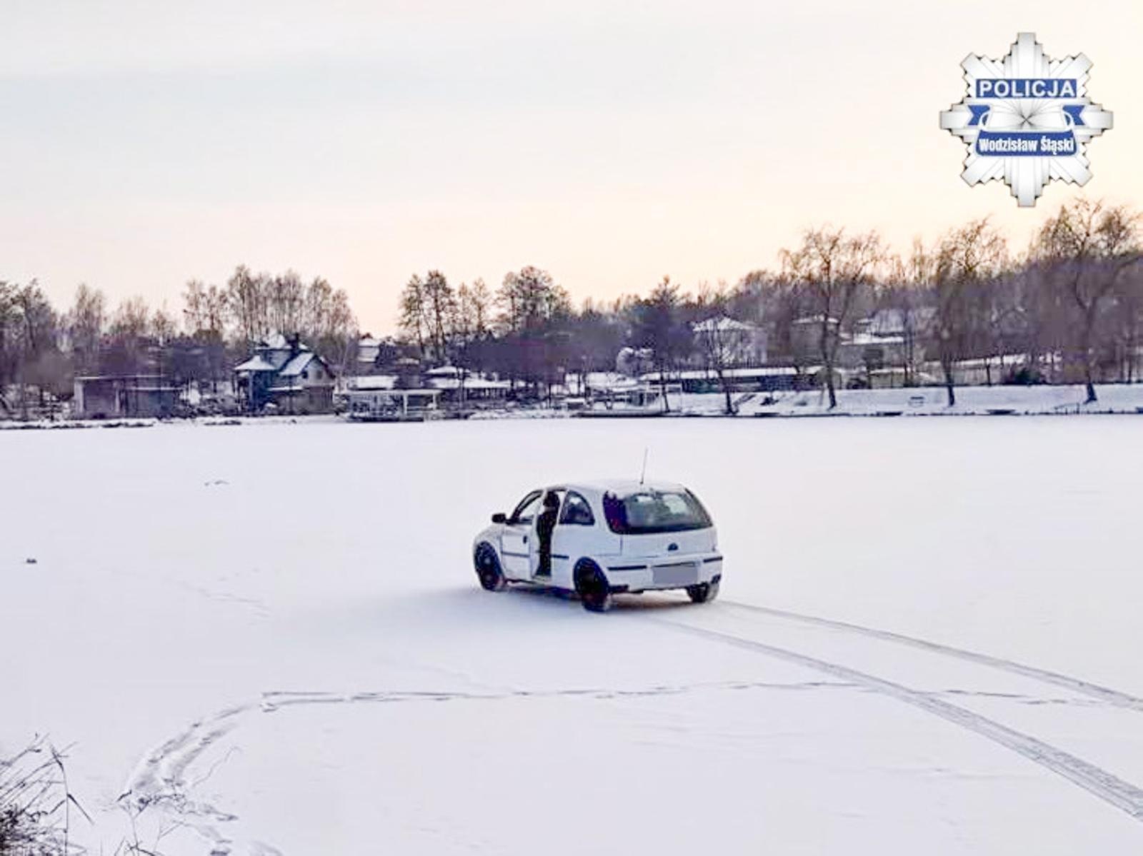 Zdjęcie w galerii na portalu naszraciborz.pl: Zamarznięty zbiornik nie wytrzymał idiotycznej próby – samochód wpadł do lodowatej wody wiadomości z regionu