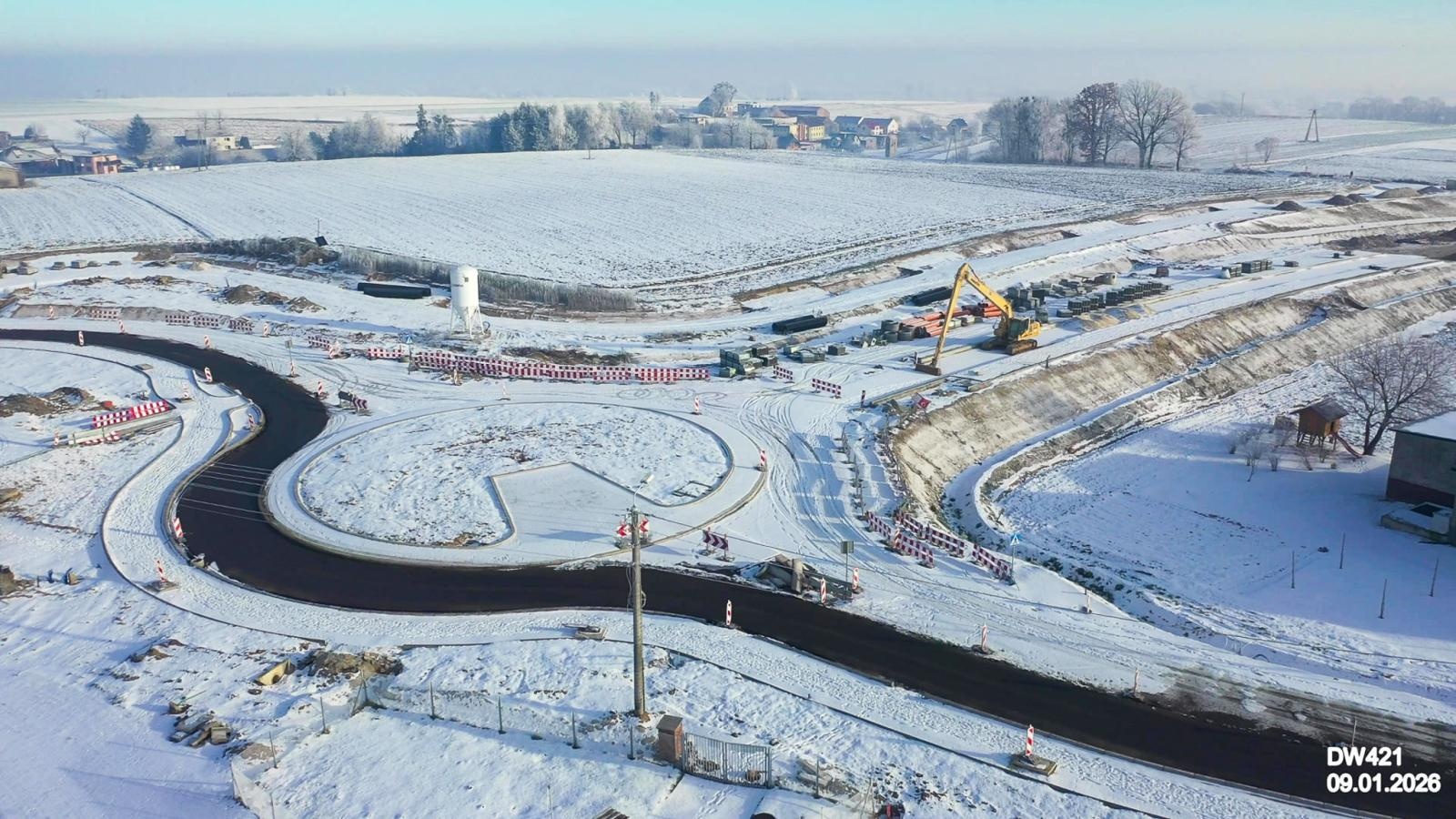 Zdjęcie w galerii na portalu naszraciborz.pl: Budowa nowego mostu pod Raciborzem postępuje mimo zimy – przeprawa ma być gotowa w styczniu 2027 r. wiadomości z regionu