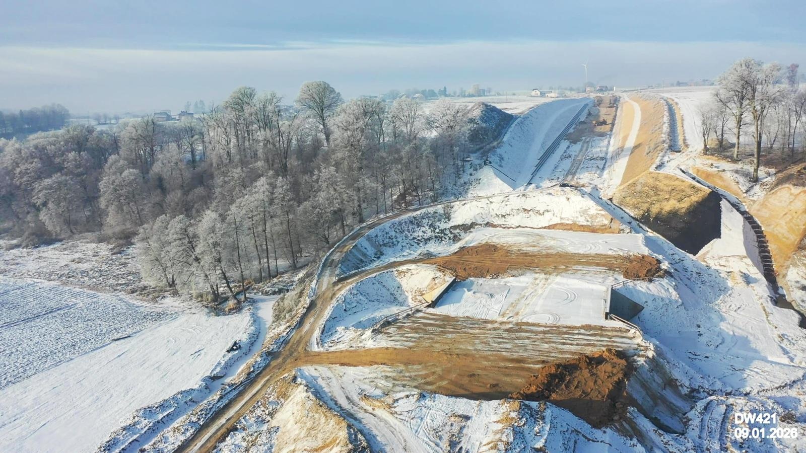 Zdjęcie w galerii na portalu naszraciborz.pl: Budowa nowego mostu pod Raciborzem postępuje mimo zimy – przeprawa ma być gotowa w styczniu 2027 r. wiadomości z regionu