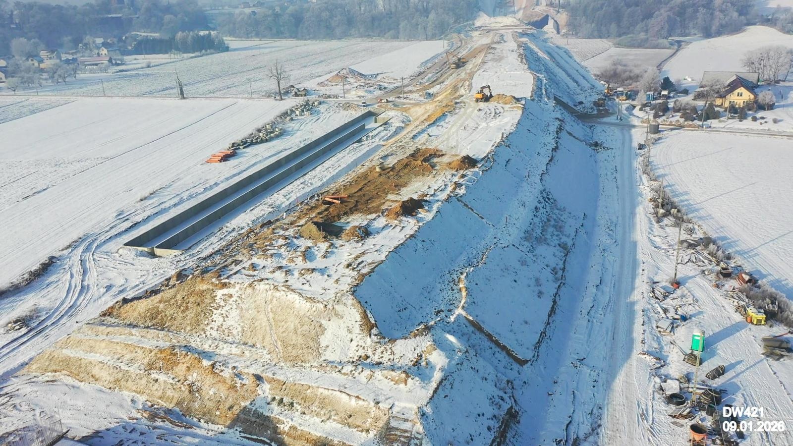 Zdjęcie w galerii na portalu naszraciborz.pl: Budowa nowego mostu pod Raciborzem postępuje mimo zimy – przeprawa ma być gotowa w styczniu 2027 r. wiadomości z regionu