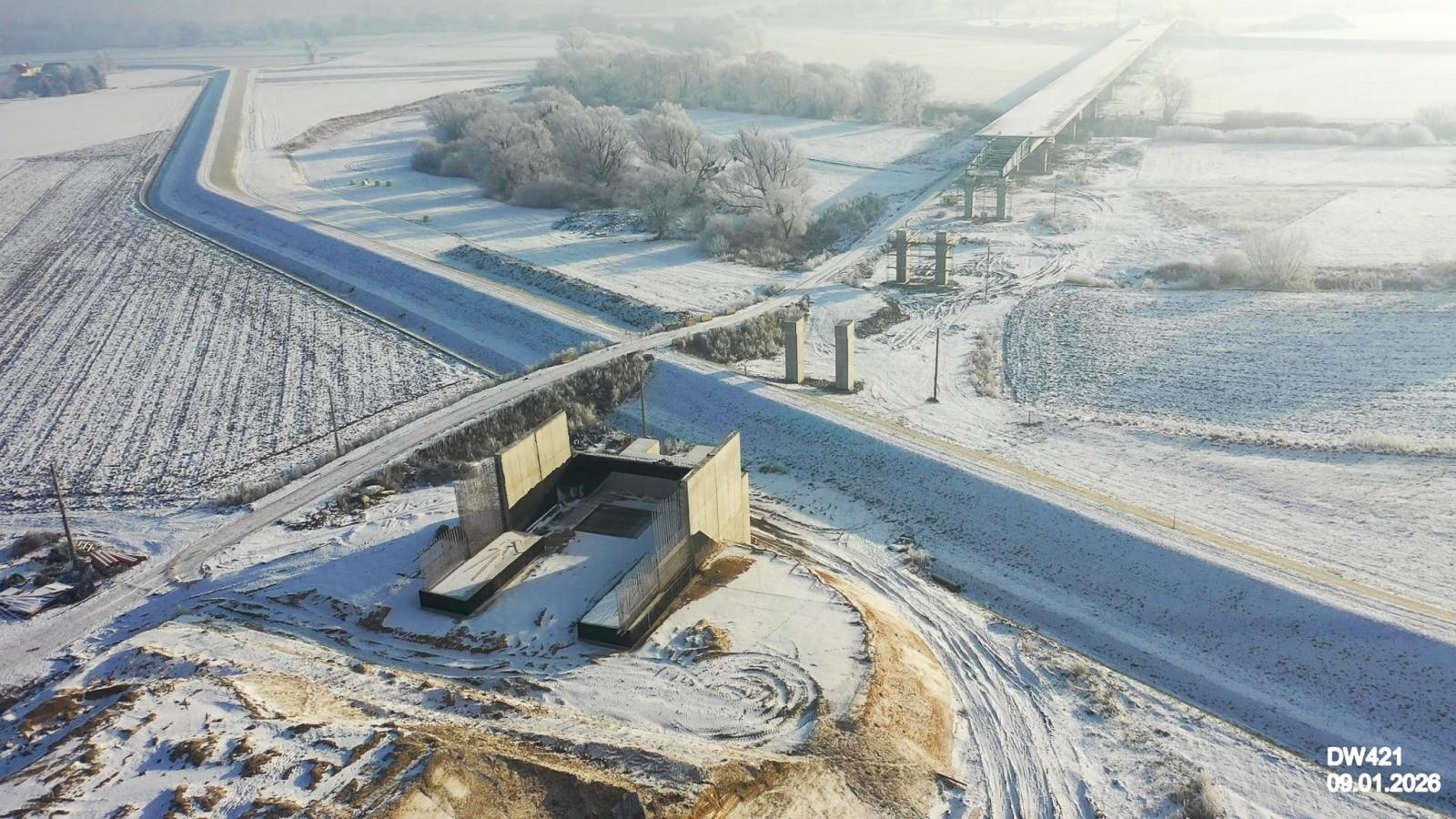 Zdjęcie w galerii na portalu naszraciborz.pl: Budowa nowego mostu pod Raciborzem postępuje mimo zimy – przeprawa ma być gotowa w styczniu 2027 r. wiadomości z regionu