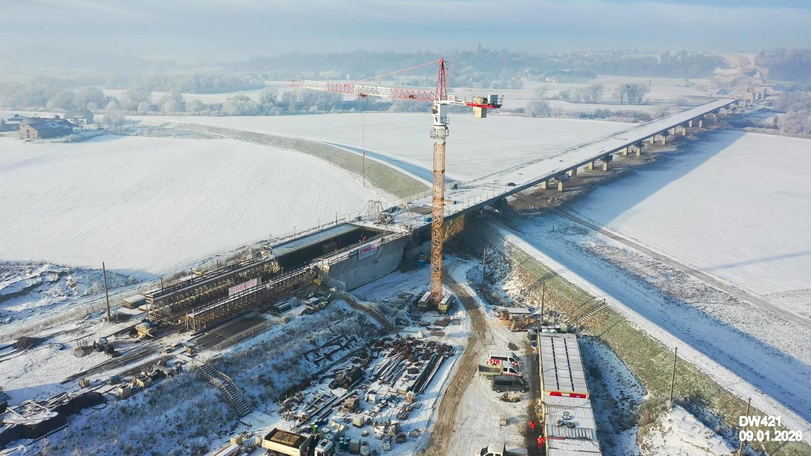 Zdjęcie w galerii na portalu naszraciborz.pl: Budowa nowego mostu pod Raciborzem postępuje mimo zimy – przeprawa ma być gotowa w styczniu 2027 r. wiadomości z regionu