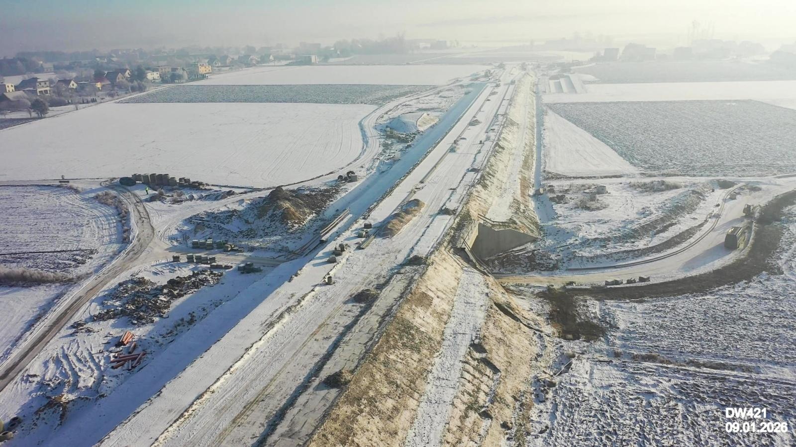 Zdjęcie w galerii na portalu naszraciborz.pl: Budowa nowego mostu pod Raciborzem postępuje mimo zimy – przeprawa ma być gotowa w styczniu 2027 r. wiadomości z regionu