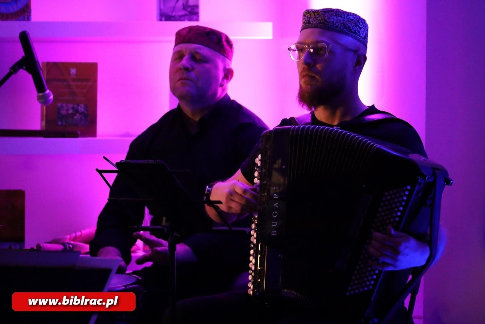 Zdjęcie w galerii na portalu naszraciborz.pl: Zachor znaczy pamiętaj. Wieczór pełen muzyki i żydowskiej tradycji w raciborskiej bibliotece wiadomości z regionu