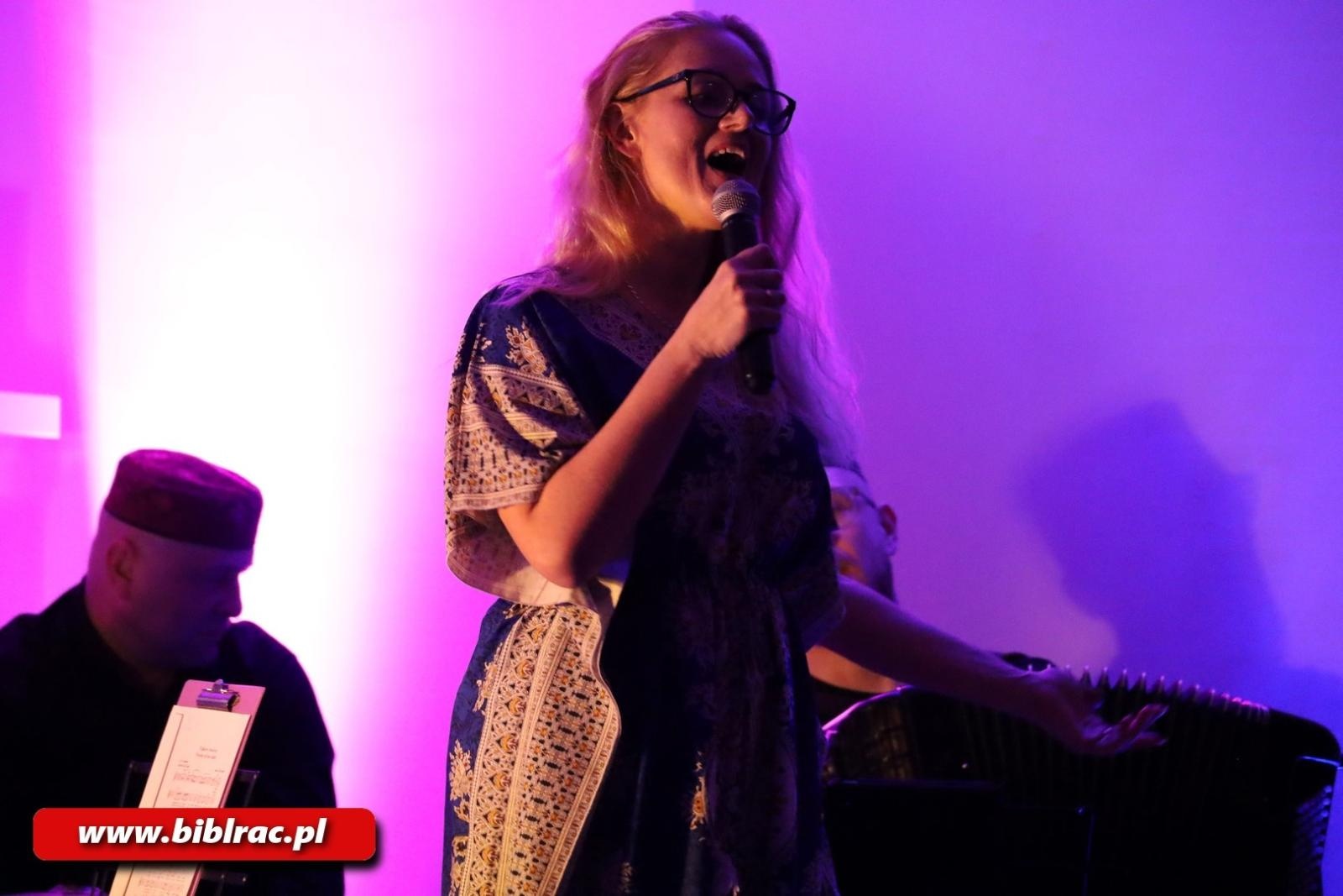 Zdjęcie w galerii na portalu naszraciborz.pl: Zachor znaczy pamiętaj. Wieczór pełen muzyki i żydowskiej tradycji w raciborskiej bibliotece wiadomości z regionu