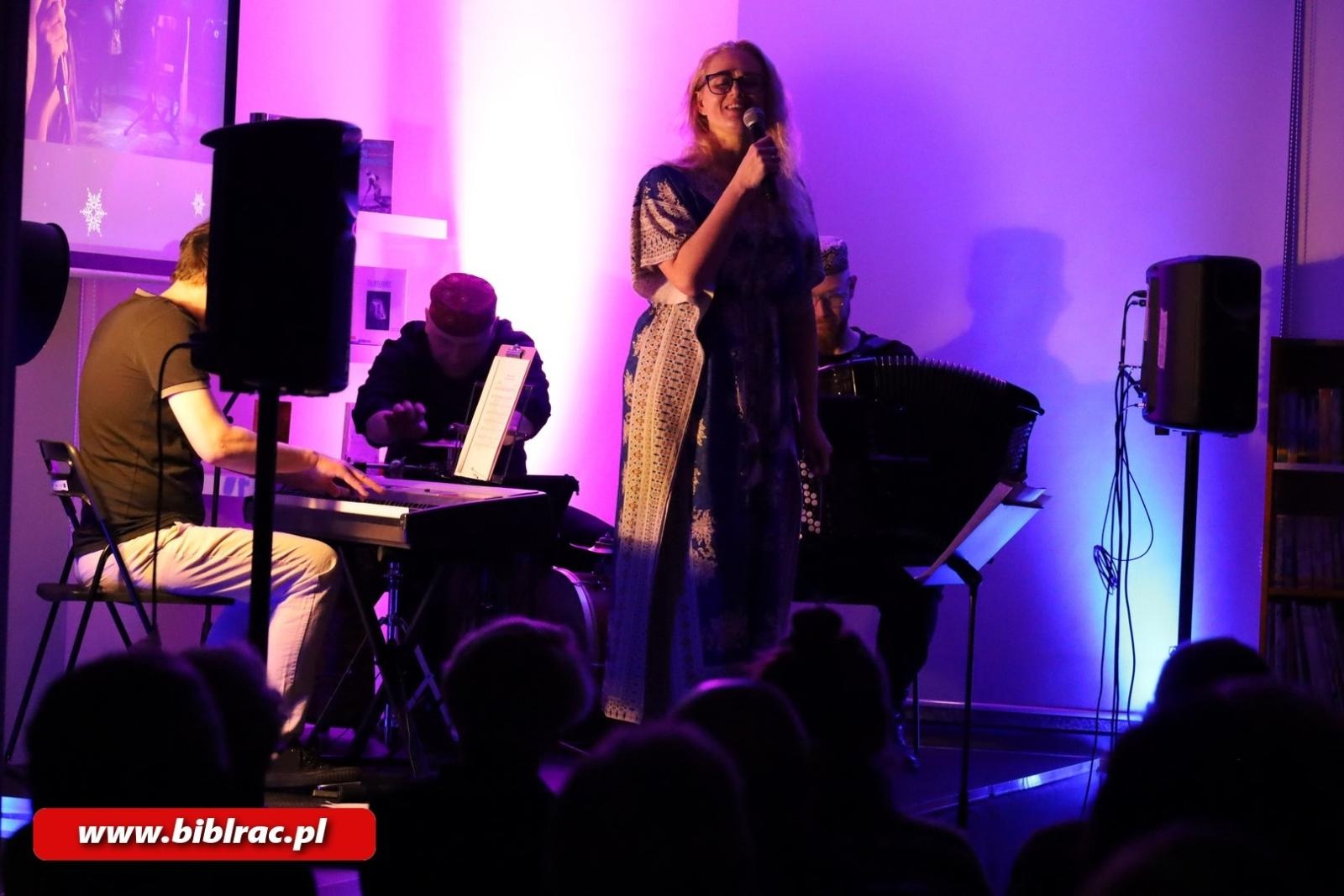 Zdjęcie w galerii na portalu naszraciborz.pl: Zachor znaczy pamiętaj. Wieczór pełen muzyki i żydowskiej tradycji w raciborskiej bibliotece wiadomości z regionu