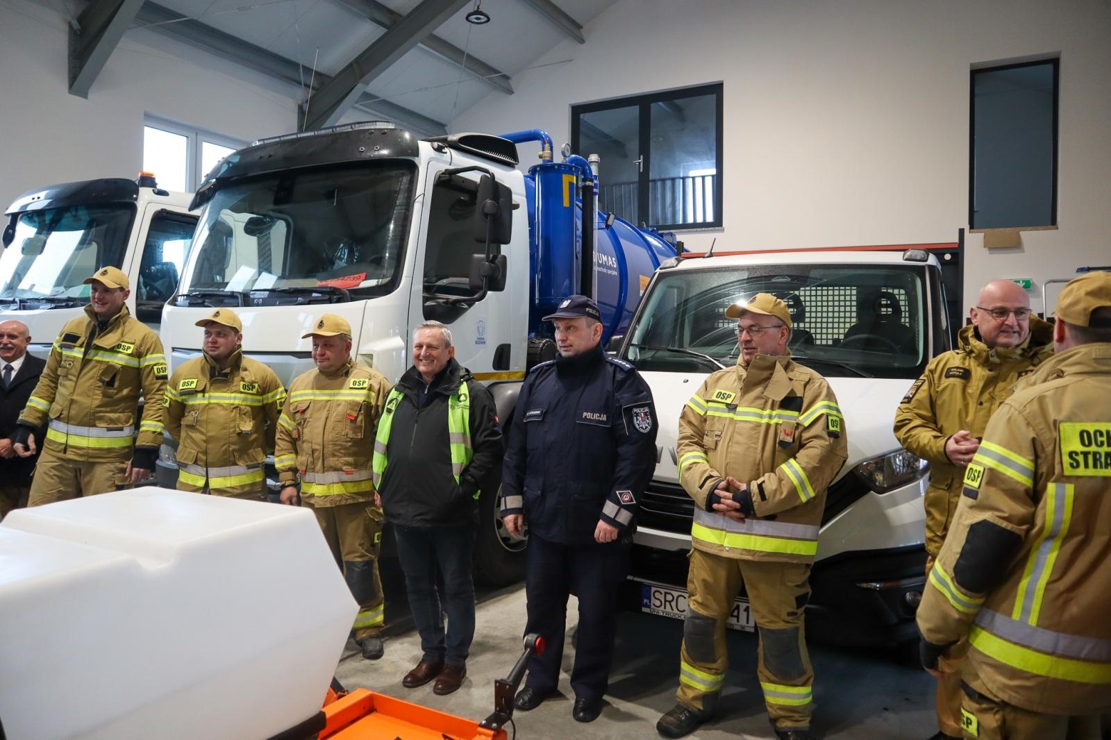 Zdjęcie w galerii na portalu naszraciborz.pl: Nowoczesny sprzęt dla bezpieczeństwa mieszkańców Gminy Rudnik. Prezentacja wyposażenia w Gamowie wiadomości z regionu