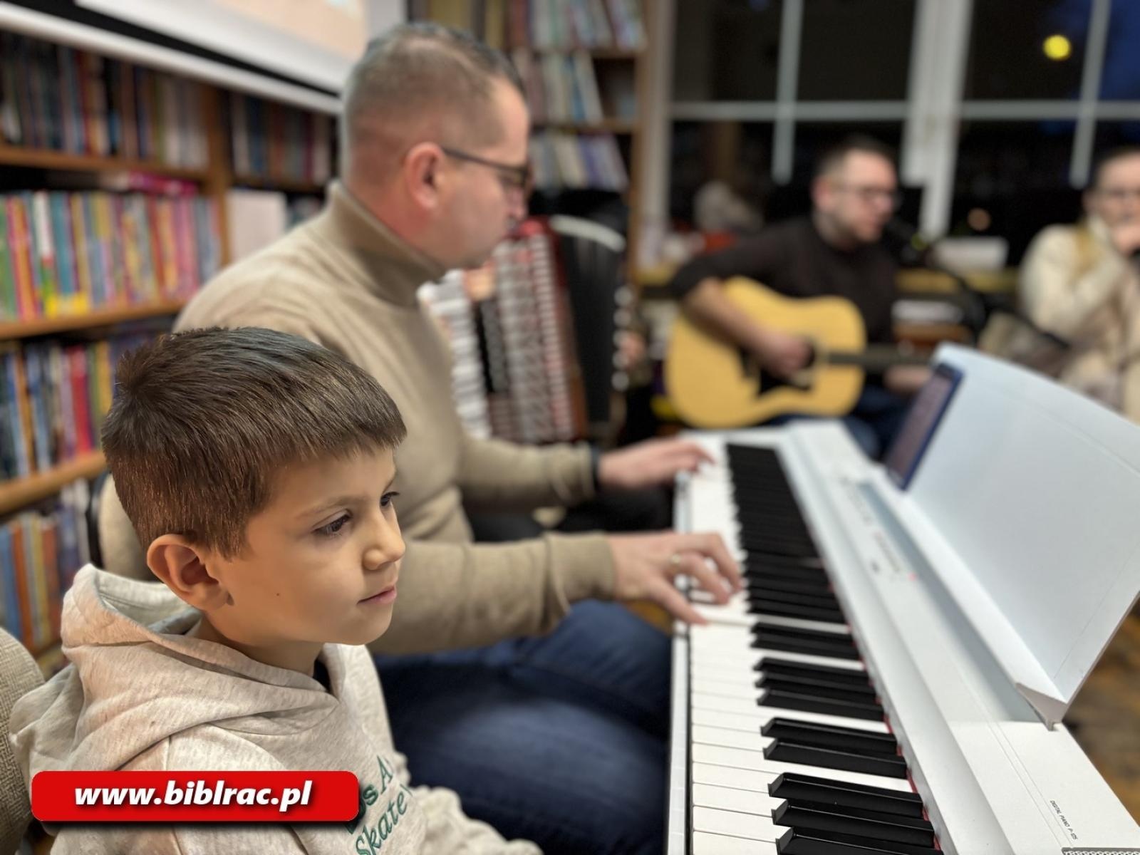 Zdjęcie w galerii na portalu naszraciborz.pl: Biblioteczne kolędowanie w Ocicach i na Ostrogu wiadomości z regionu