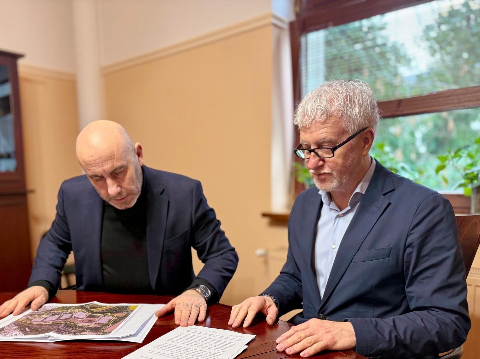 Zdjęcie w galerii na portalu naszraciborz.pl: Przyszłość terenów po Rafako. Prezes Polskiej Grupy Zbrojeniowej przyjechał do Raciborza wiadomości z regionu