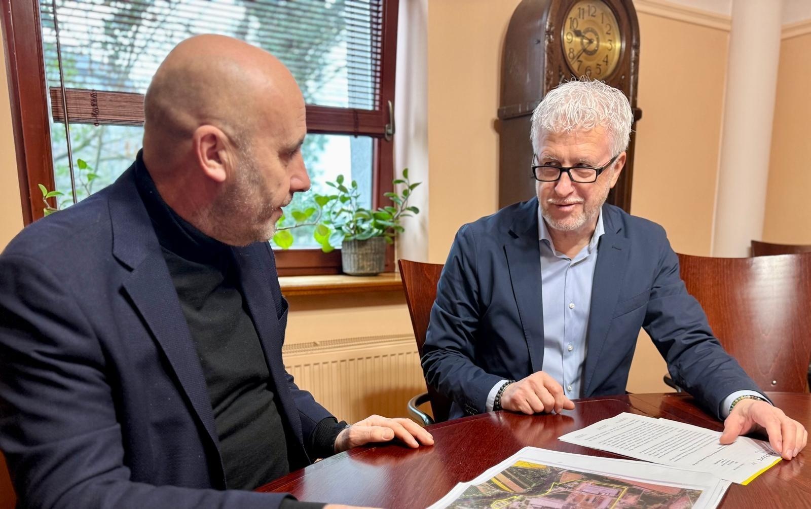 Zdjęcie w galerii na portalu naszraciborz.pl: Przyszłość terenów po Rafako. Prezes Polskiej Grupy Zbrojeniowej przyjechał do Raciborza wiadomości z regionu