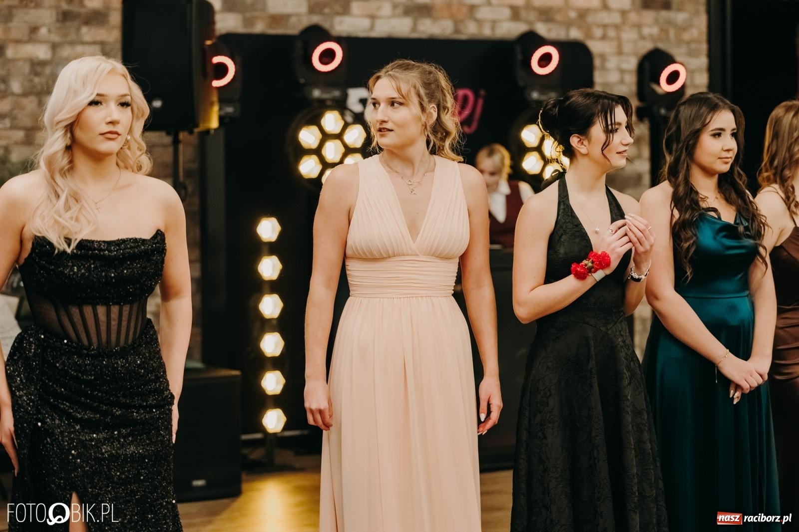 Zdjęcie w galerii na portalu naszraciborz.pl: Studniówka raciborskiego Mechanika na bis. Jeden bal, dwa fotoreportaże [FOTO i WIDEO] wiadomości z regionu