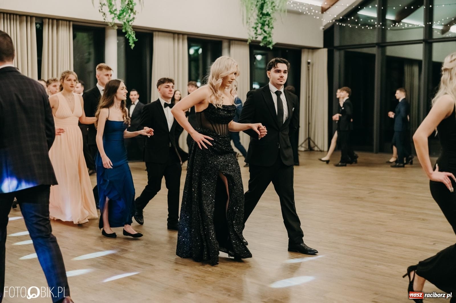 Zdjęcie w galerii na portalu naszraciborz.pl: Studniówka raciborskiego Mechanika na bis. Jeden bal, dwa fotoreportaże [FOTO i WIDEO] wiadomości z regionu