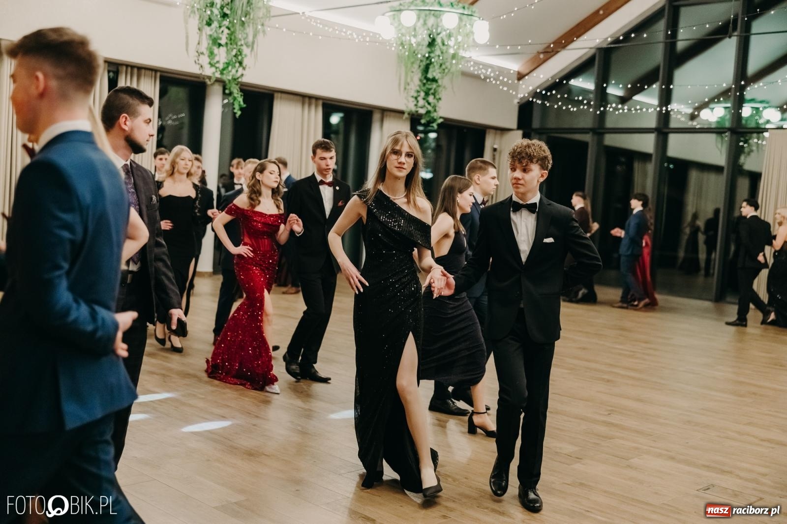 Zdjęcie w galerii na portalu naszraciborz.pl: Studniówka raciborskiego Mechanika na bis. Jeden bal, dwa fotoreportaże [FOTO i WIDEO] wiadomości z regionu