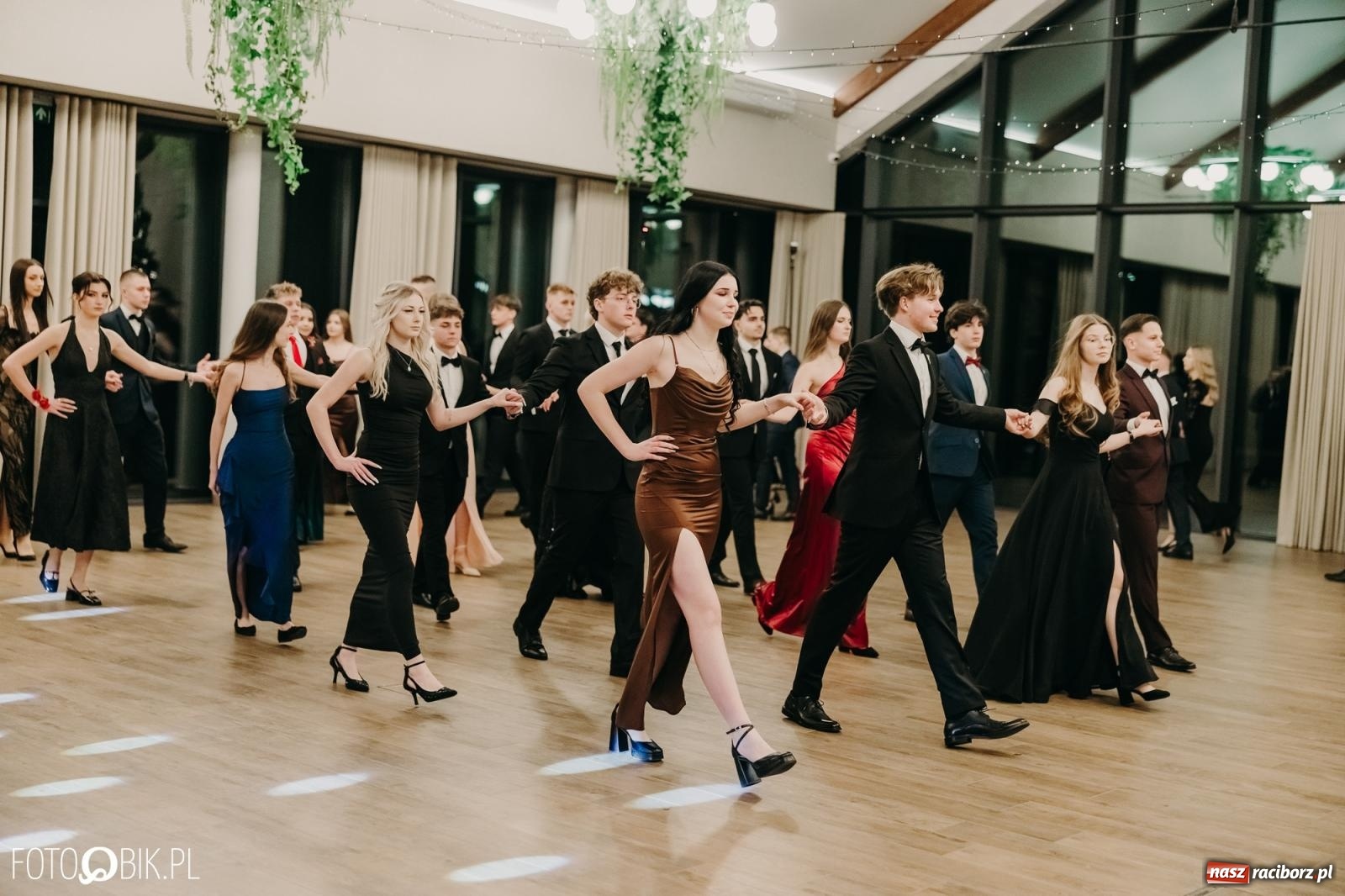 Zdjęcie w galerii na portalu naszraciborz.pl: Studniówka raciborskiego Mechanika na bis. Jeden bal, dwa fotoreportaże [FOTO i WIDEO] wiadomości z regionu