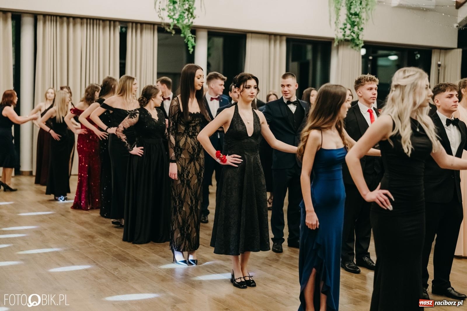 Zdjęcie w galerii na portalu naszraciborz.pl: Studniówka raciborskiego Mechanika na bis. Jeden bal, dwa fotoreportaże [FOTO i WIDEO] wiadomości z regionu