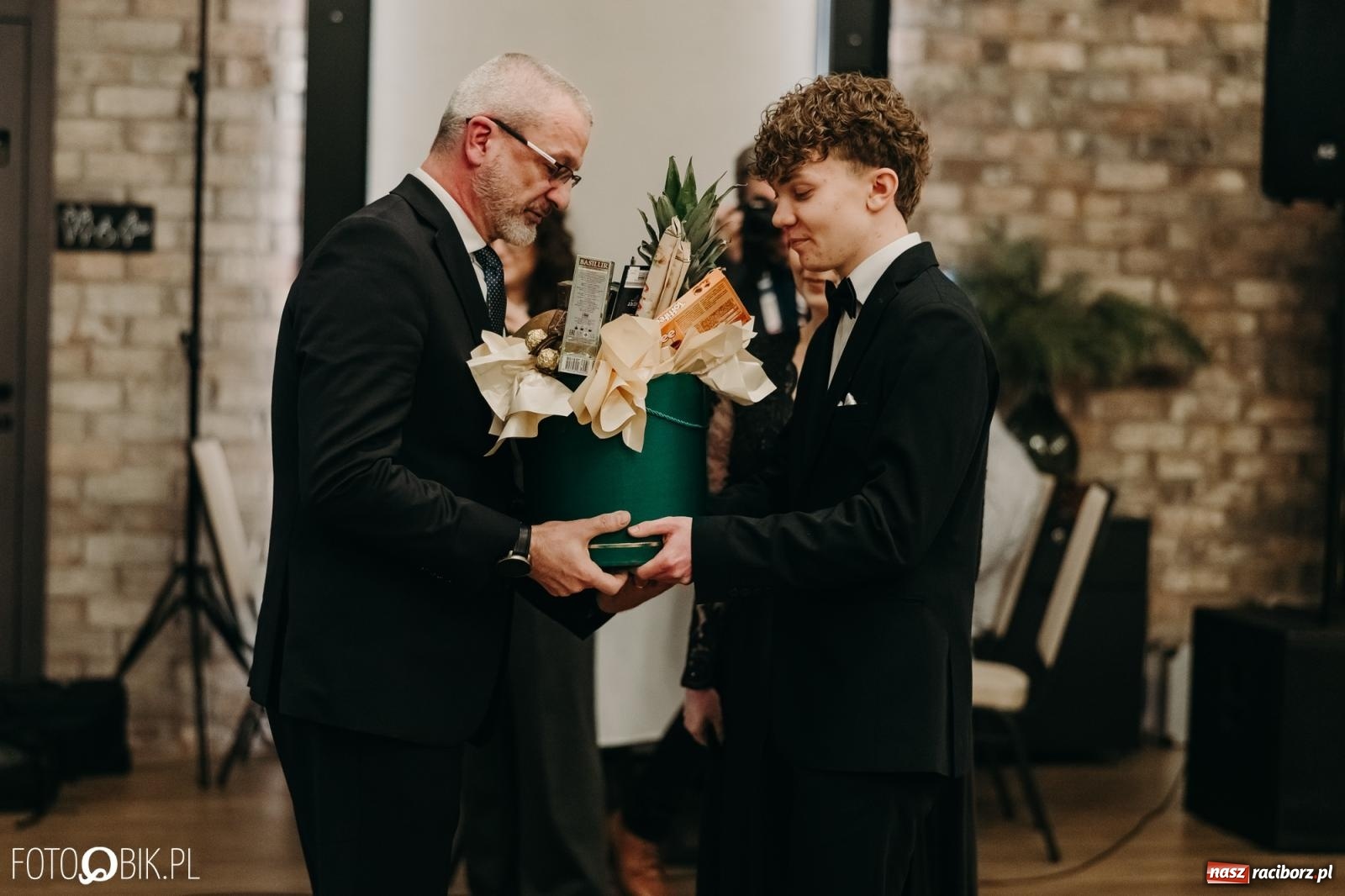 Zdjęcie w galerii na portalu naszraciborz.pl: Studniówka raciborskiego Mechanika na bis. Jeden bal, dwa fotoreportaże [FOTO i WIDEO] wiadomości z regionu