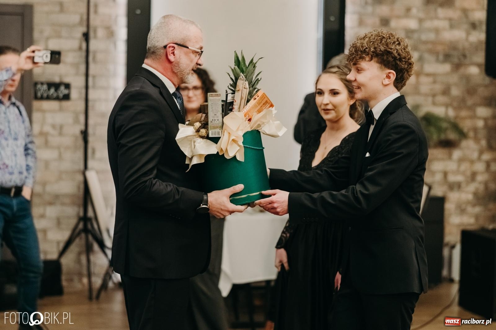 Zdjęcie w galerii na portalu naszraciborz.pl: Studniówka raciborskiego Mechanika na bis. Jeden bal, dwa fotoreportaże [FOTO i WIDEO] wiadomości z regionu