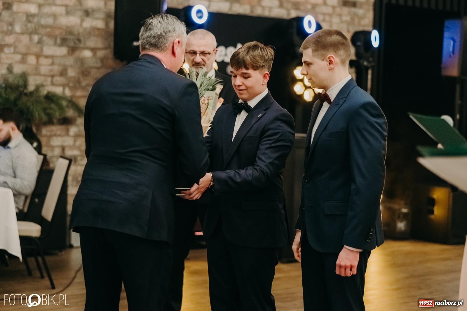 Zdjęcie w galerii na portalu naszraciborz.pl: Studniówka raciborskiego Mechanika na bis. Jeden bal, dwa fotoreportaże [FOTO i WIDEO] wiadomości z regionu