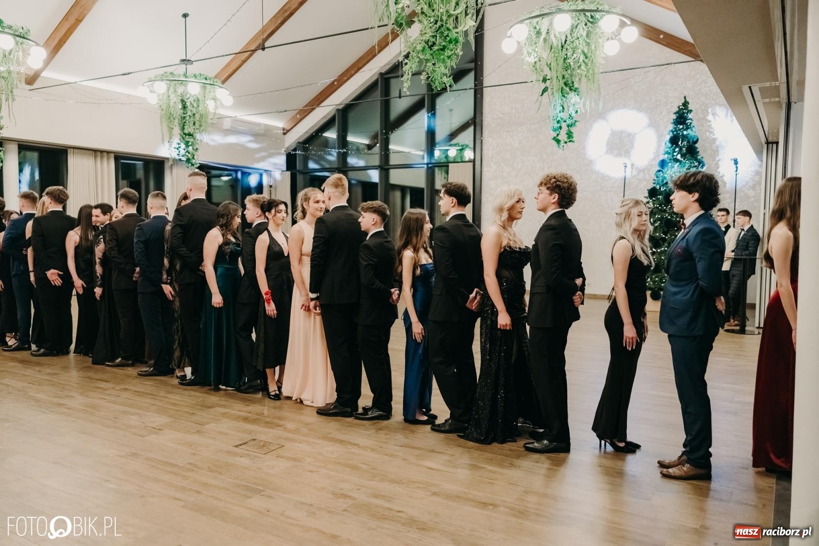 Zdjęcie w galerii na portalu naszraciborz.pl: Studniówka raciborskiego Mechanika na bis. Jeden bal, dwa fotoreportaże [FOTO i WIDEO] wiadomości z regionu