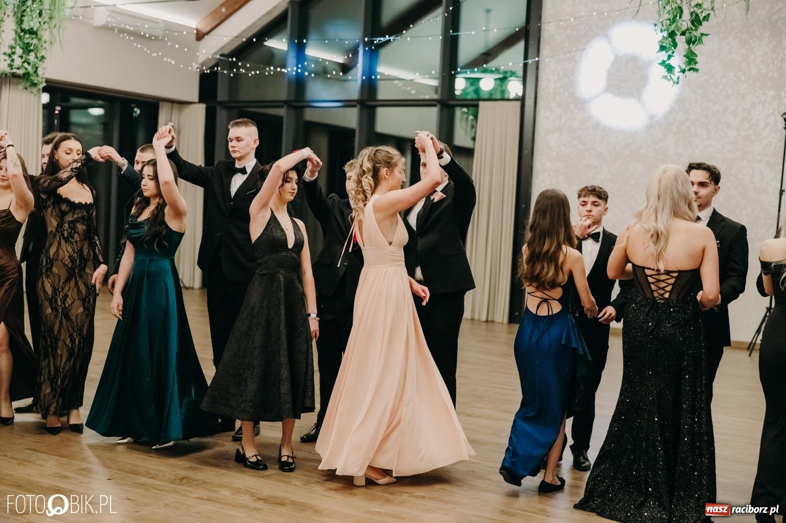 Zdjęcie w galerii na portalu naszraciborz.pl: Studniówka raciborskiego Mechanika na bis. Jeden bal, dwa fotoreportaże [FOTO i WIDEO] wiadomości z regionu